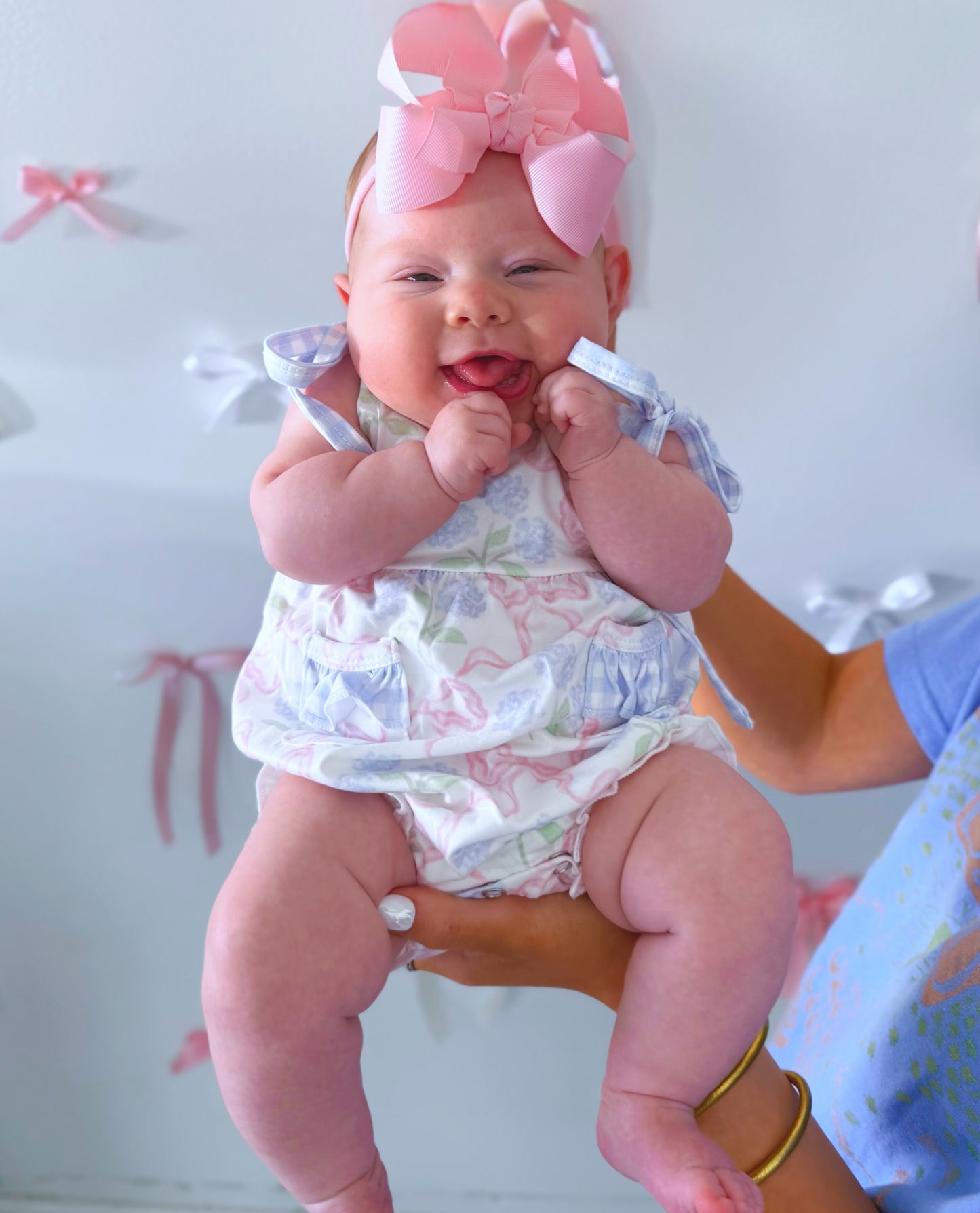 Bows and hydrangeas tie bubble