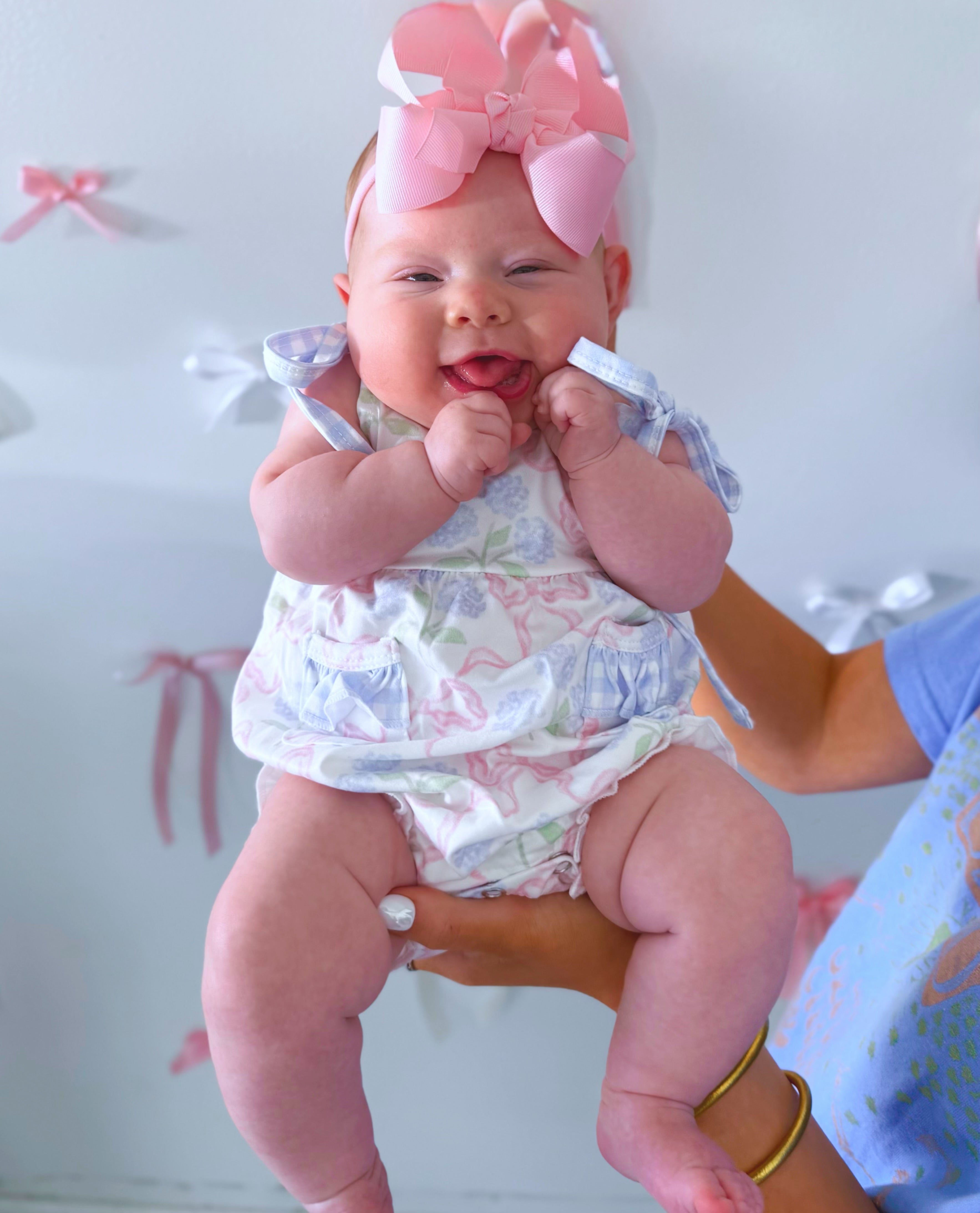 Bows and hydrangeas tie bubble