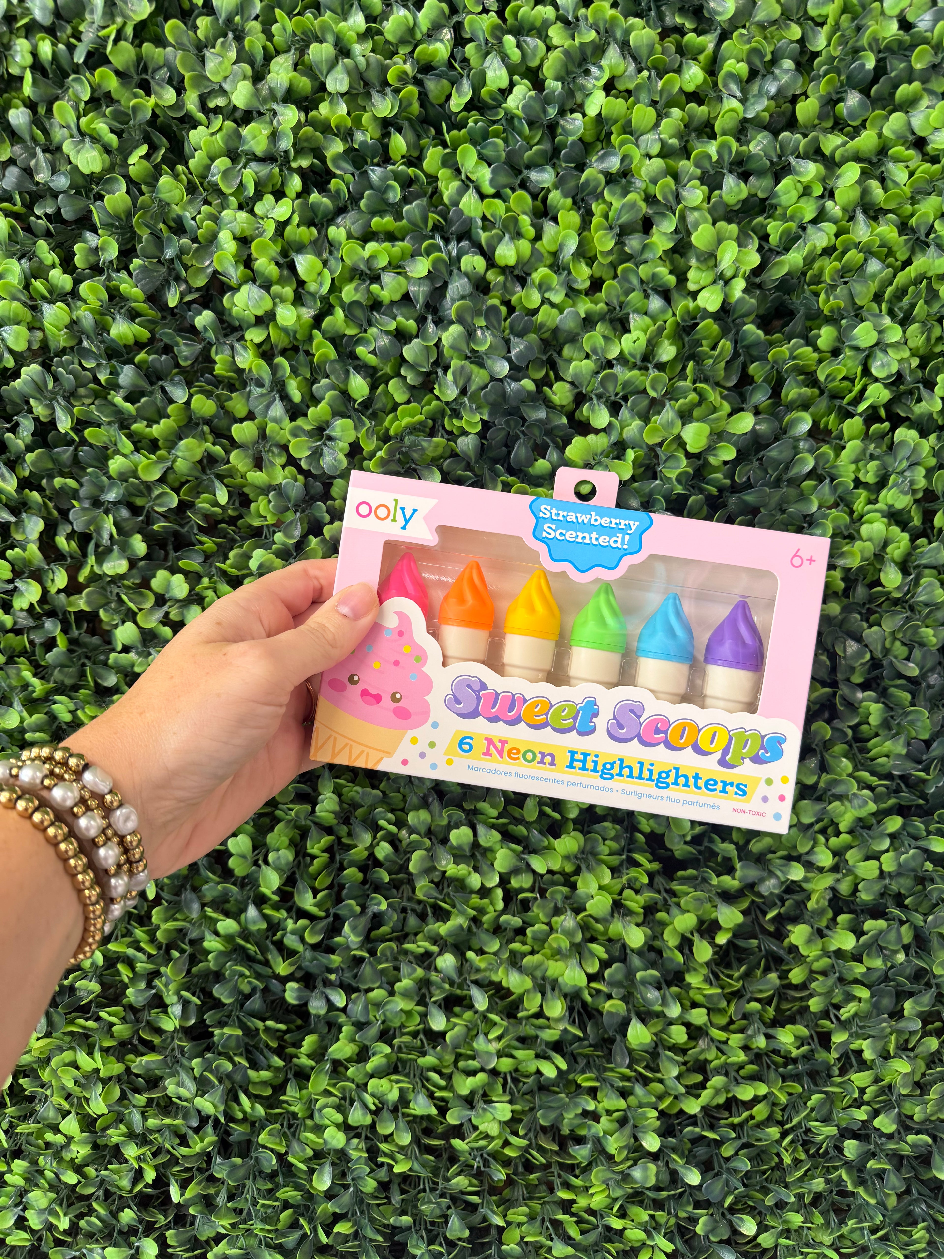 Strawberry Scented Sweet Scoops Highlighters